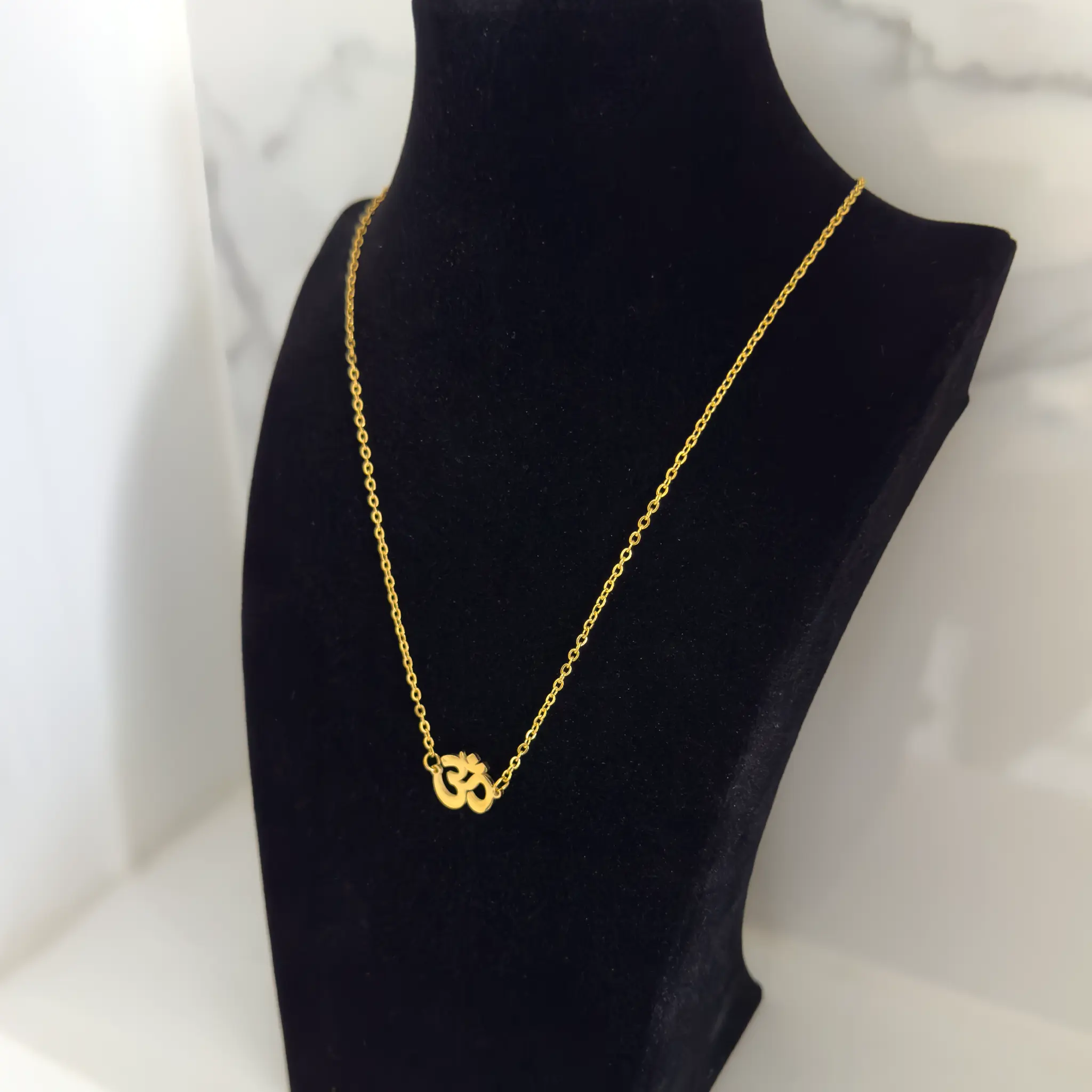 Chain Om gold figure long right