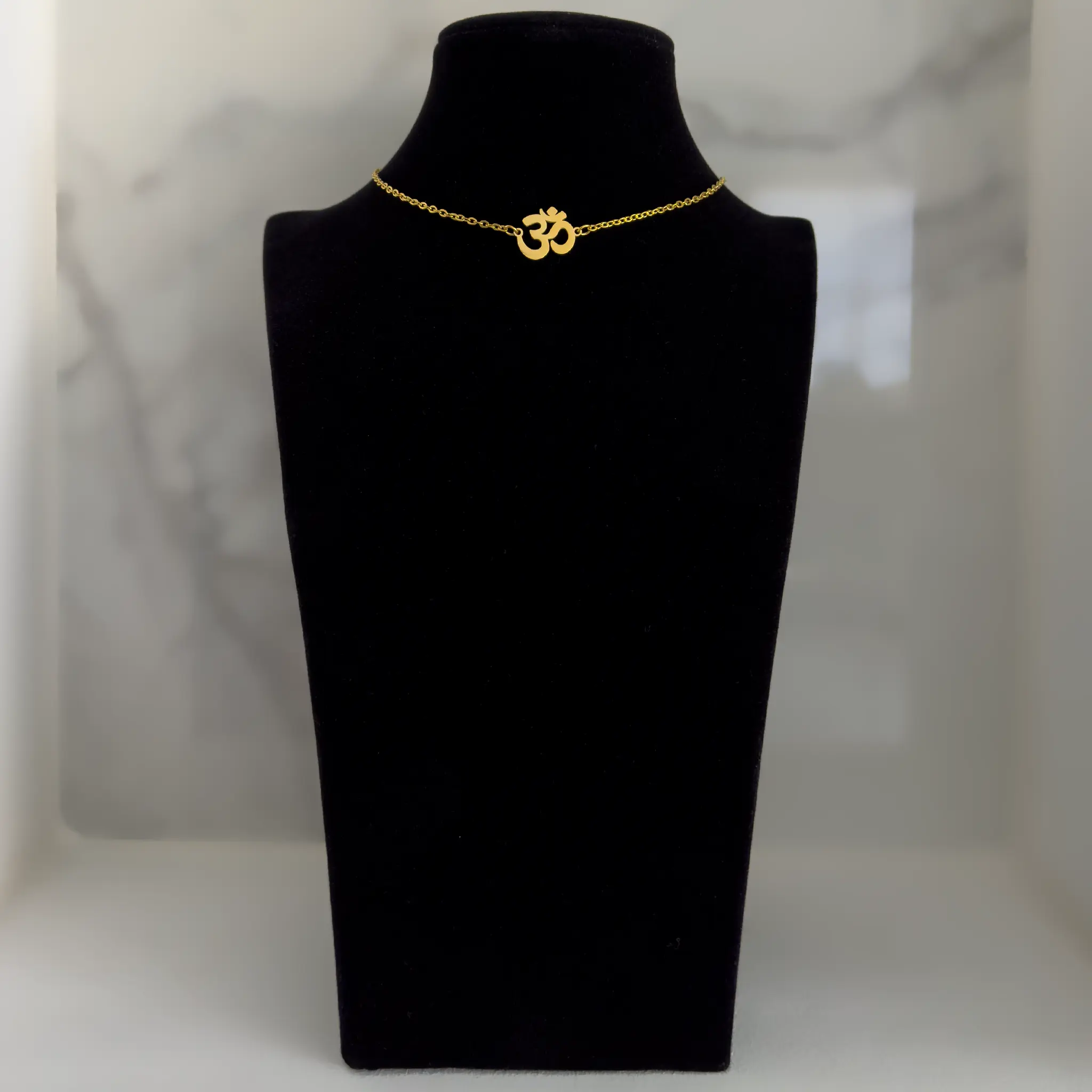 Chain Om gold figure short front