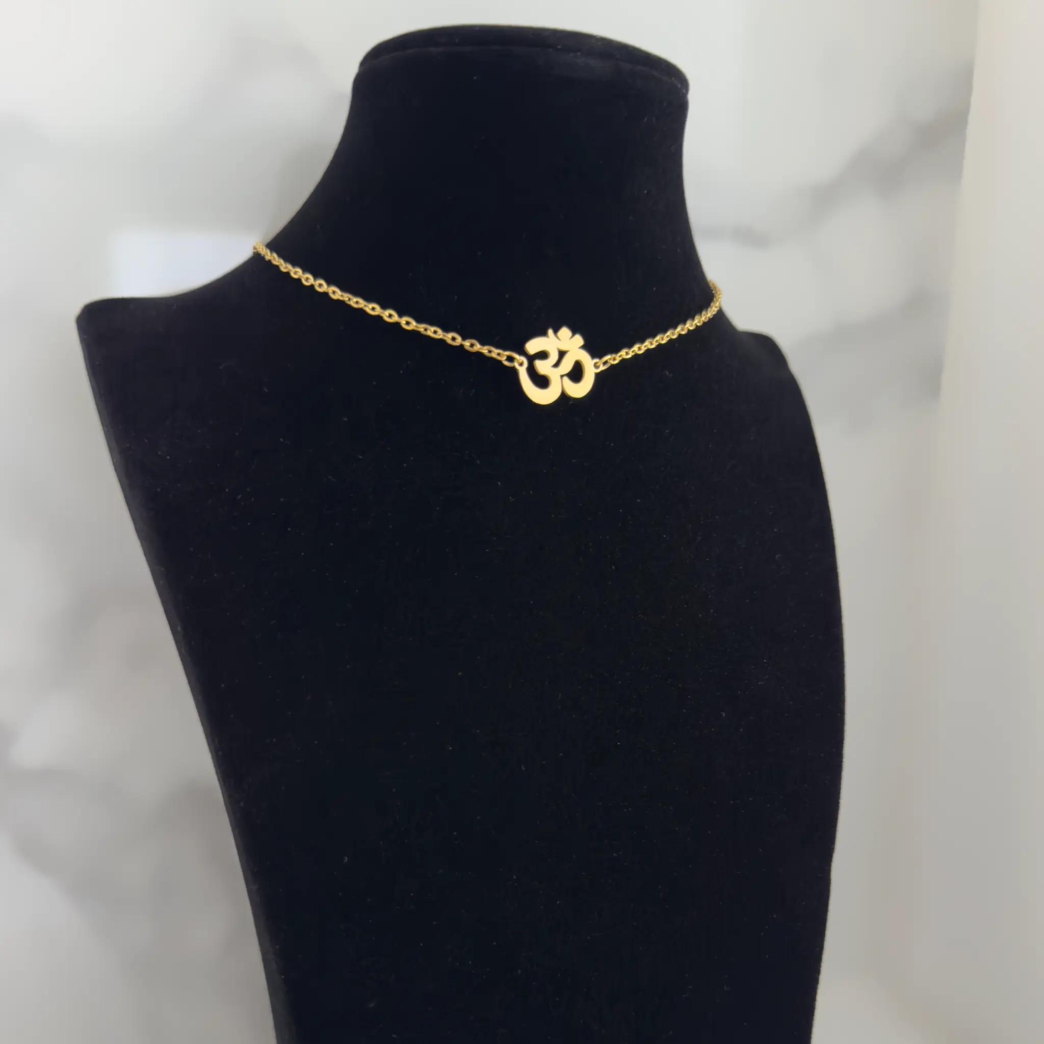 Chain Om gold figure short left