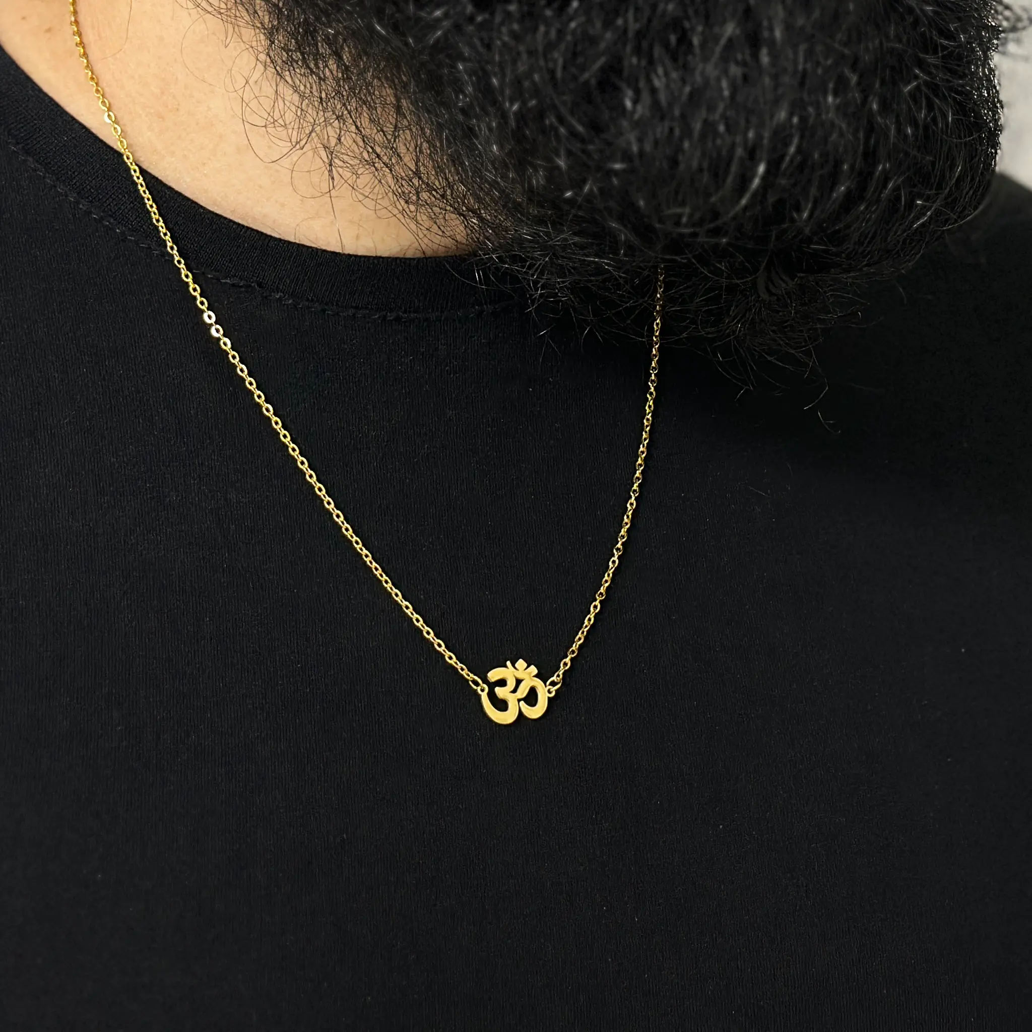 Chain Om gold person2
