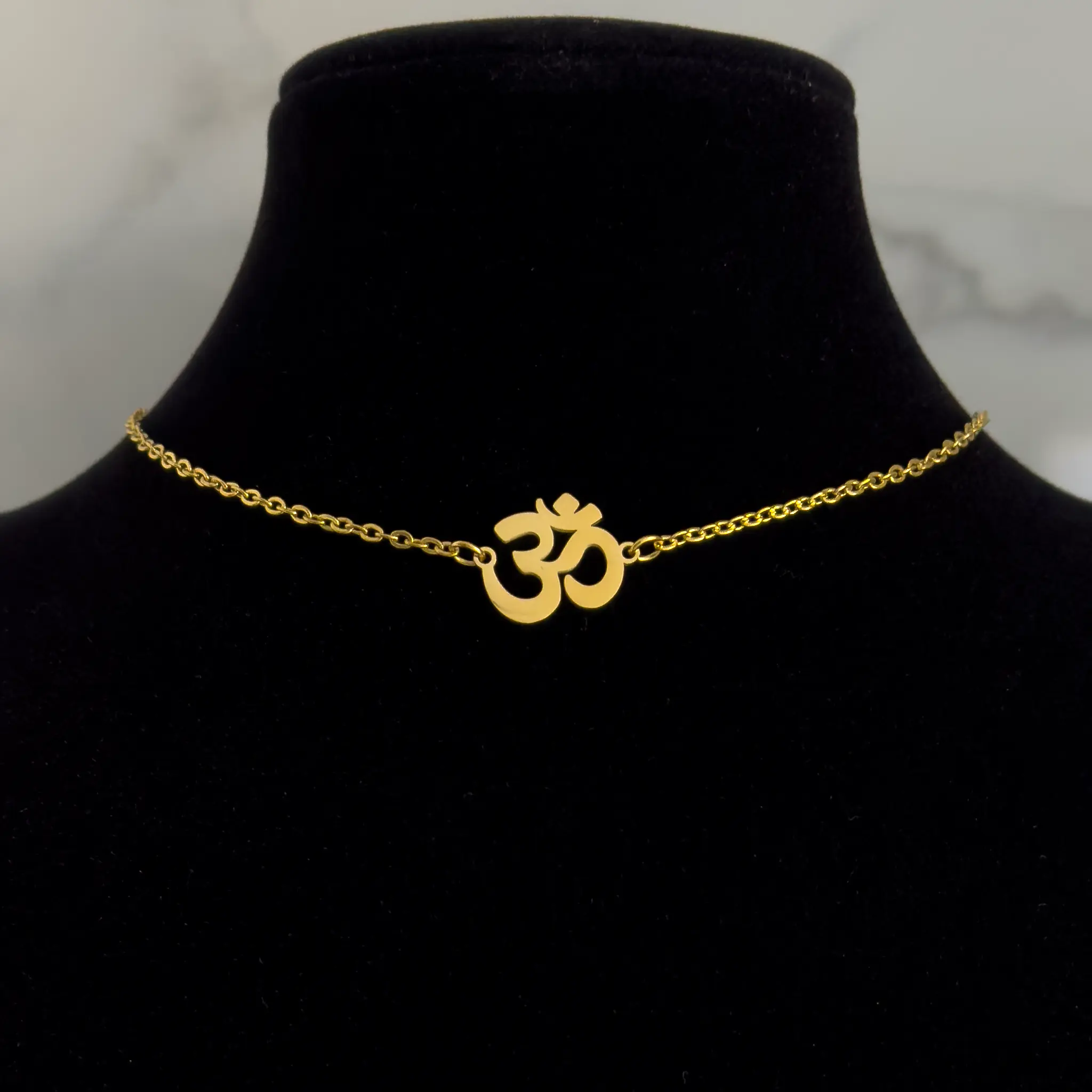 Chain Om gold zoomed