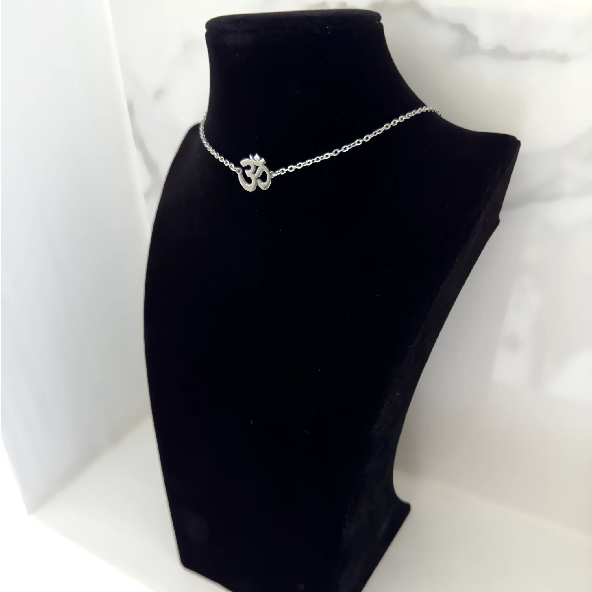 Chain Om silver figure short right